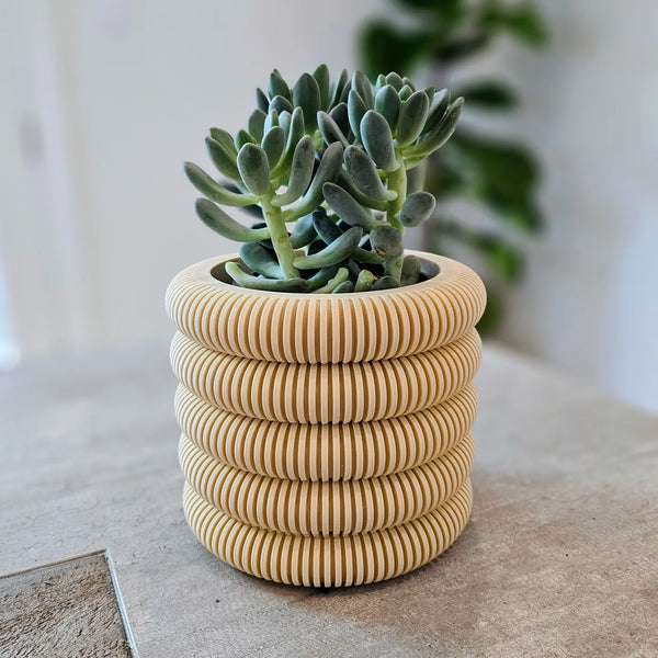 Grooved plant pot with drip tray